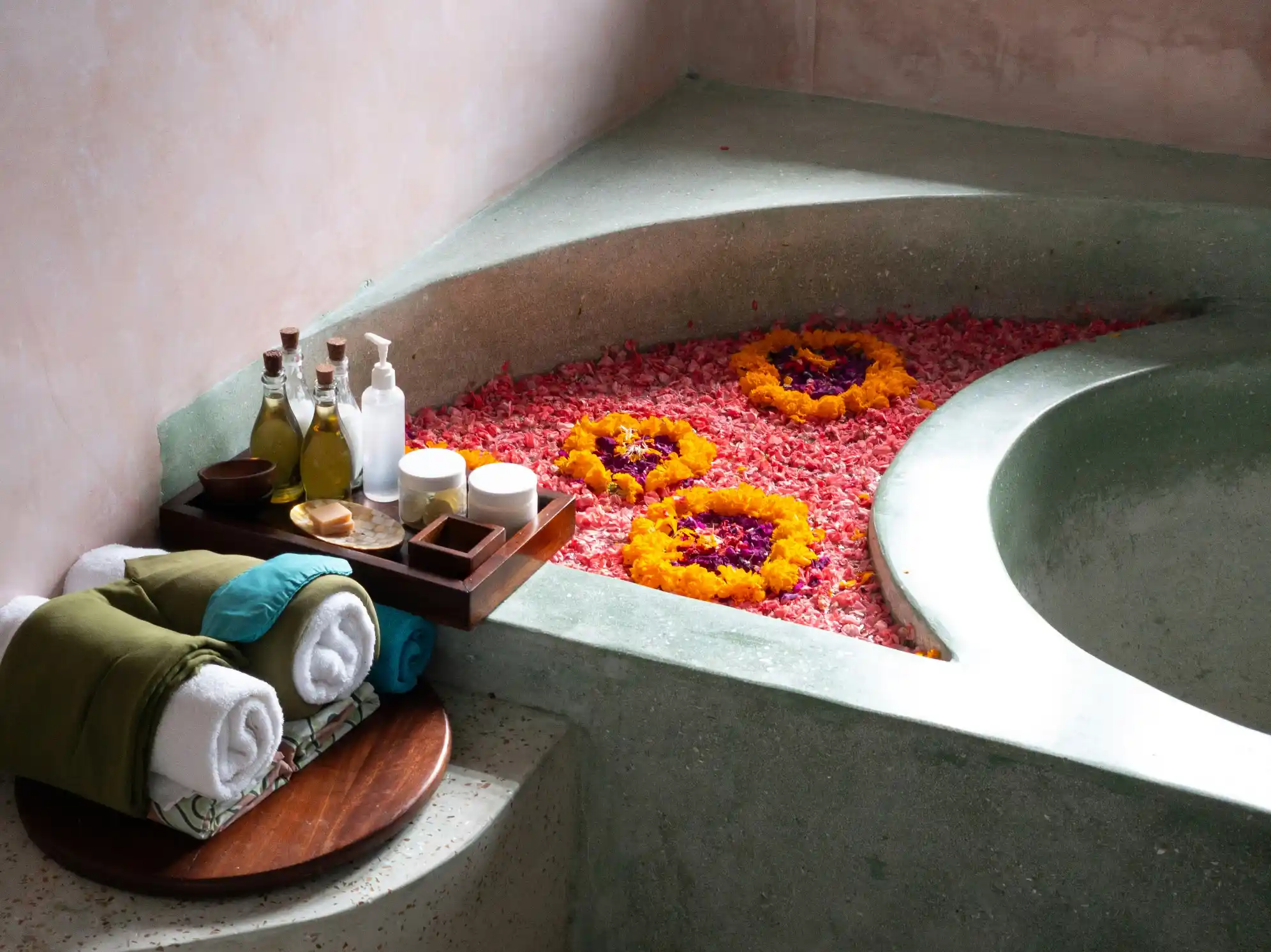 Hot oil massage at Avyra Thai Spa